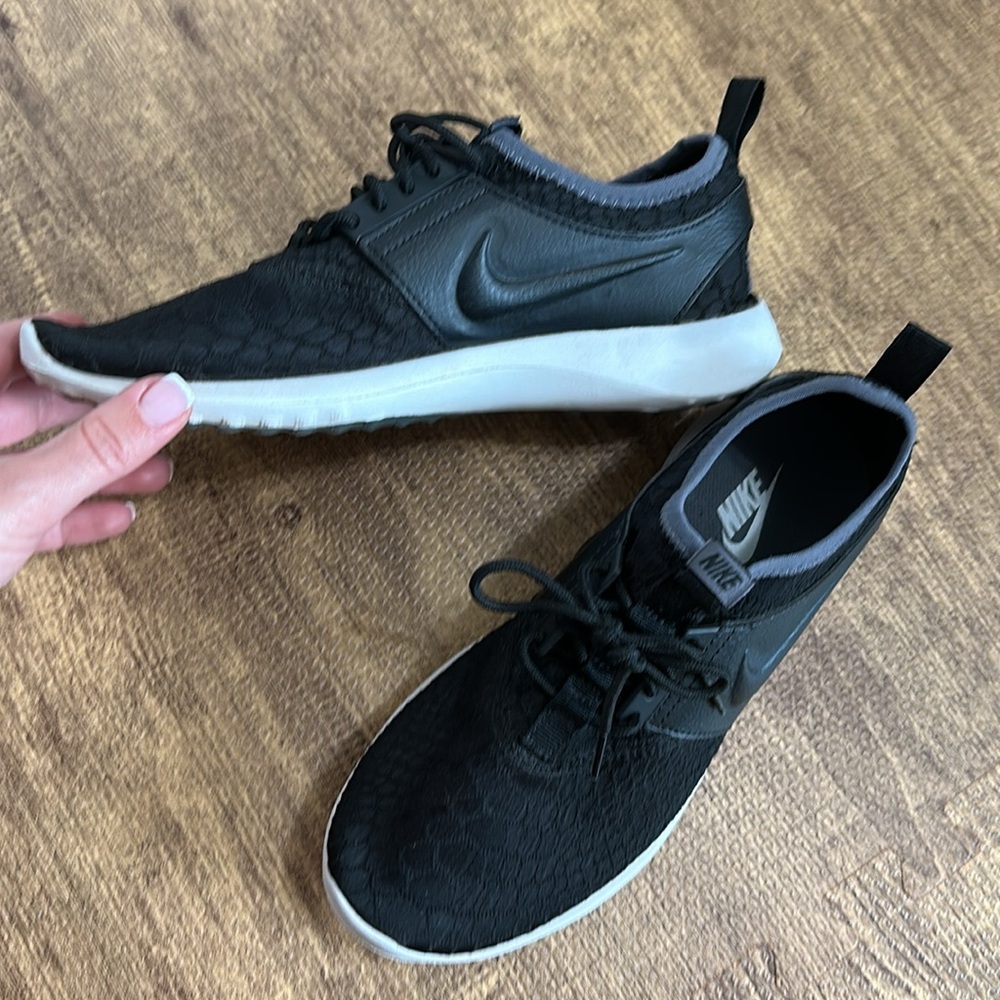 Nike Juvenate Women’s Leather Sneakers Black/Gery/White Size 7.5 like new